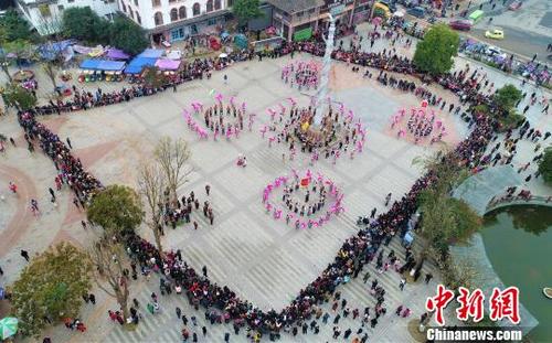 中国侨网1月14日，广西柳州市融水苗族自治县民众祭祀祖先欢庆苗年。　王以照　摄