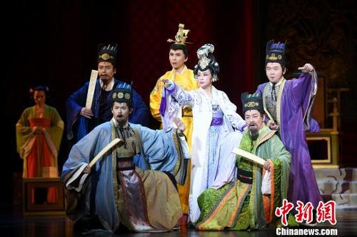 中国侨网大型传奇历史话剧《武则天》举行第102场演出。　武俊杰　摄