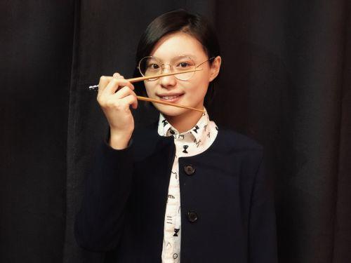 中国侨网大毛在展示一对筷子，她说：“这辈子拿得起、放不下的就是筷子”。（美国《侨报》资料图/大毛提供）