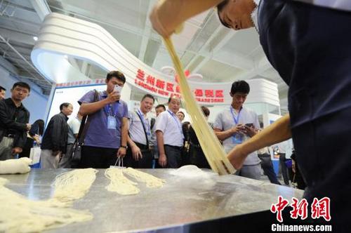 中国侨网资料图：2015“丝绸之路经济带”物流成果展上拉面师现场表演“兰州牛肉面”技艺。　杨艳敏　摄