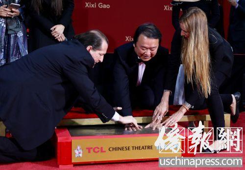 中国侨网导演高希希在中国剧院门前留手印。（侨报记者邱晨摄）