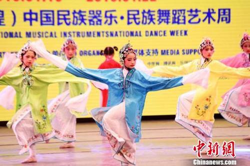 中国侨网  1月18日至22日，第二届（敦煌）中国民族器乐、民族舞蹈艺术周活动在甘肃敦煌举办。图为参赛选手表演民族舞蹈。　杨艳敏　摄