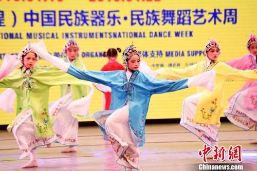 中国侨网 1月18日至22日,第二届(敦煌)中国民族器乐、民族舞蹈艺术周活动在甘肃敦煌举办。图为参赛选手表演民族舞蹈。 杨艳敏 摄