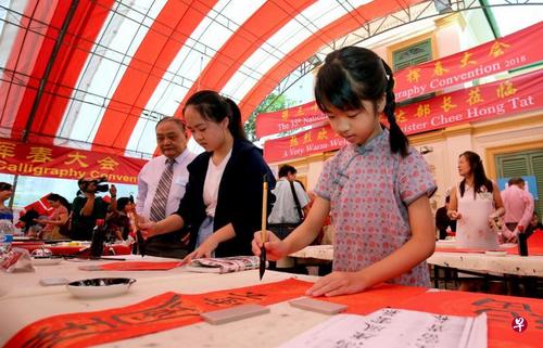 中国侨网新加坡全国挥春大会自2014年起改为非比赛性质，近年来吸引了许多年轻人参加。（新加坡《联合早报》/严宣融 摄）