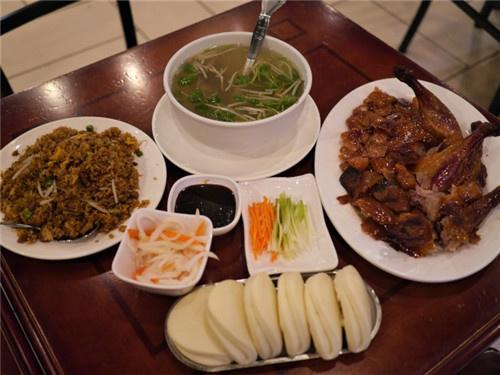 中国侨网一鸭三吃的新华北京烤鸭，价格实惠。(美国《世界日报》/黄惠玲 摄)