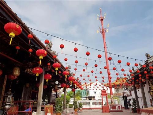 中国侨网百年古庙青云亭内灯笼高挂,营造出祥和及春的气息。(马来西亚《星洲日报》资料图)