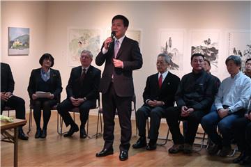 中国侨网美术展现场,驻札幌总领事孙振勇致辞。