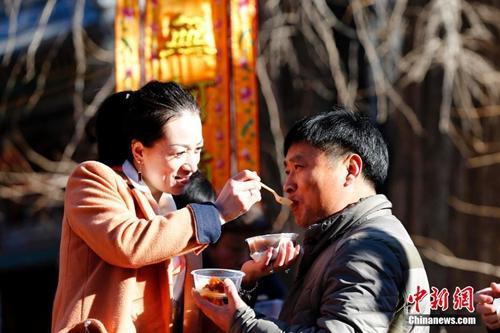 中国侨网资料图:中国传统节日的腊八节,大批的北京民众赶往1700余年历史的北京京西古刹潭柘寺争喝腊八粥。 中新社发 富田 摄