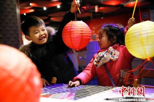 中国侨网孩子在展示亲手制作的灯笼。　汤彦俊　摄