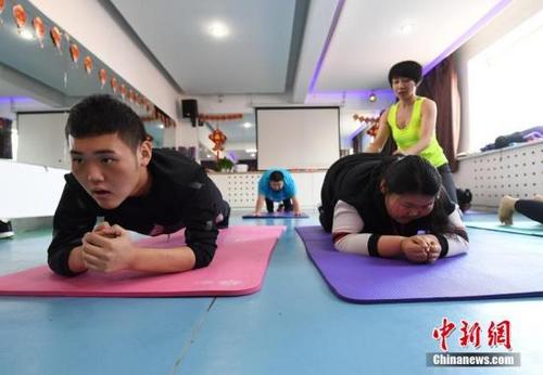 中国侨网资料图：正在进行锻炼的青少年。张瑶 摄