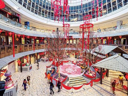 中国侨网皇后湾广场传统客家村落新年装饰。（马来西亚《光华日报》）