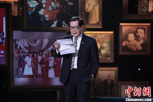 中国侨网资料图,著名华人刑事鉴识学专家李昌钰参加综艺节目《谢谢了,我的家》录制,谈家风、家训。图为李昌钰在录制现场朗读自己写给孙子的信。 中新社发 钟欣 摄