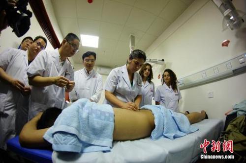 中国侨网资料图:在江西中医药大学附属医院,“中国—葡萄牙中医药中心”学员培训班开班。 王昊阳 摄
