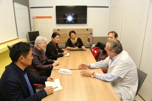 中国侨网代表团在法国肿瘤医院交流。 (《欧洲时报》/黄冠杰 摄)