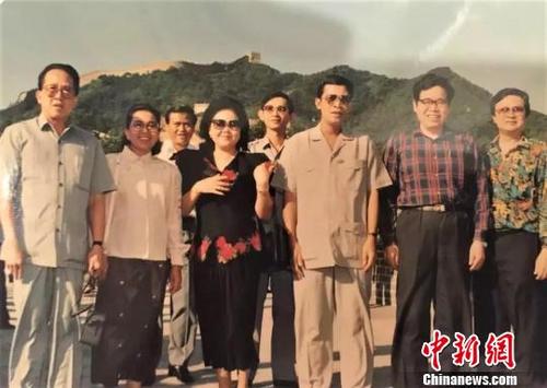 中国侨网　资料：1991年洪森参加巴黎和平协定签字前，到中国访问并游览长城拍摄了纪念照。当地媒体提供