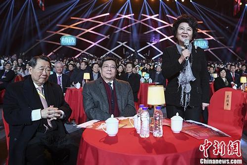 中国侨网中国国务院侨务办公室主任裘援平(右一),湖南省委书记、省人大常委会主任杜家毫(右二)在现场观看,并向海外侨胞致以新春祝福。 中新社记者 杨华峰 摄