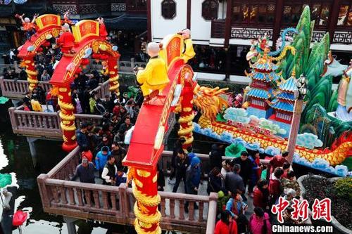 中国侨网城隍庙九曲桥吸引是游人。 汤彦俊 摄