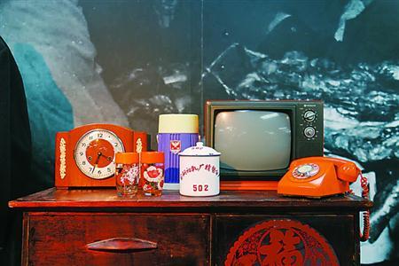 中国侨网上世纪八十年代家中一景，桌子上有拨号电话机、小型电视机和三五牌台钟。张熠　摄 