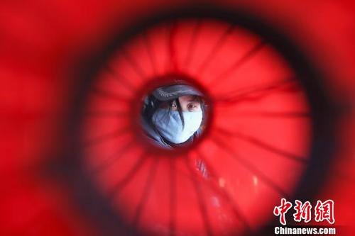 中国侨网工人检查灯笼质量。 周敏 摄