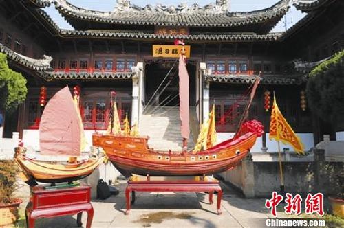 中国侨网莫康春设计制作的这艘船模是模仿戚家军当年使用的艟乔船来设计的　陈胡南　摄