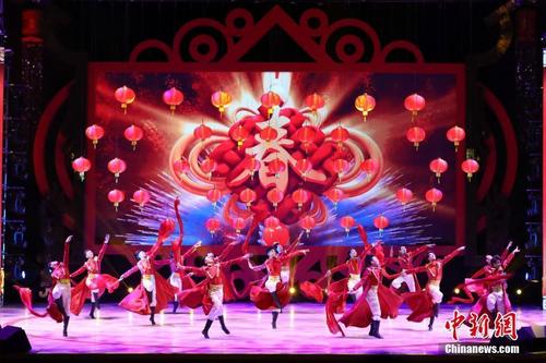中国侨网2月4日晚,由国务院侨务办公室和香港侨界社团联会主办的2018年“文化中国·四海同春”再度唱响香江,6000多名香港市民无惧寒冷,欢聚一堂,共迎新春。晚会以“扬帆再启航”为主题,主舞台以红色的“牡丹花”为背景,衬托新春佳节的喜庆氛围。图为开场舞表演。中新社记者 谢光磊 摄