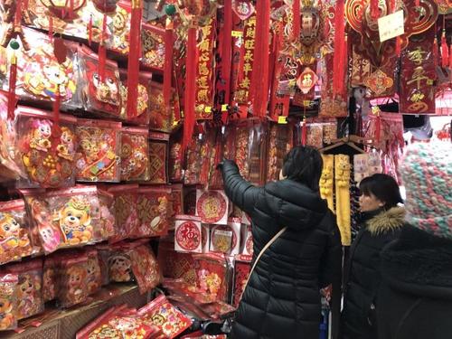 中国侨网春节即将到来，挂饰店都是红火火的一片，迎来销售高峰。(美国《世界日报》记者/黄伊奕 摄)