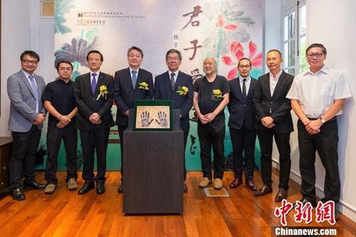 中国侨网10月12日,由澳门特区政府文化局主办的“君子爱莲花——饶宗颐教授百岁华诞书画作品展”在澳门饶宗颐学艺馆揭幕,展出饶宗颐15件套以莲花为题的书画作品。图为澳门特区政府文化局局长梁晓鸣(右五)、中央政府驻澳门联络办公室文化教育部副部长级助理邵彬(左五)等嘉宾出席开幕式。中新社记者 龙土有 摄