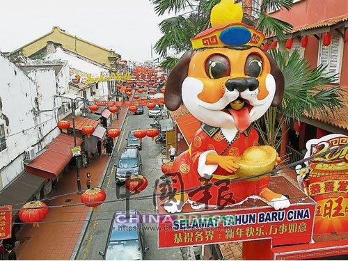 中国侨网“旺旺旺”狗年吉祥物在马来西亚马六甲鸡场街登场。（马来西亚《中国报》）