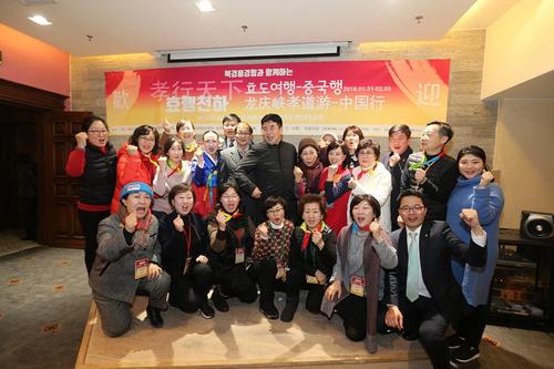 中国侨网龙庆峡景区为此次活动精心准备的“孝道文化节”欢迎仪式。
