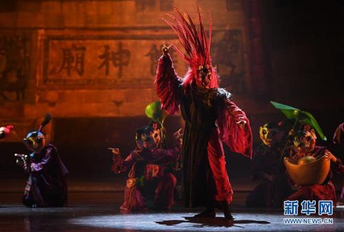 中国侨网资料图:演员在表演舞剧《傩情》。新华社记者 万象 摄