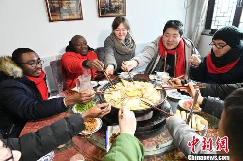 中国侨网“祈福冬奥、乡宴柳沟”系列活动7日、8日在北京延庆井庄镇柳沟村举行。图为外国友人体验中国年。 阿吉 摄