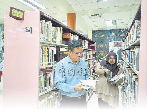中国侨网黄汉伟（左）及莎丽玛，巡视乔治市图书馆的中文书籍部分。（马来西亚《中国报》）