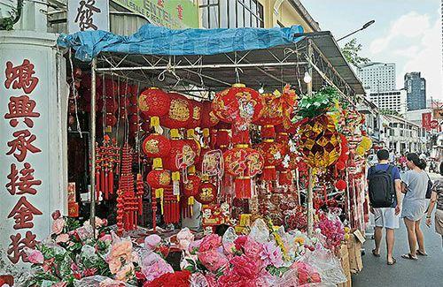中国侨网红彤彤的灯笼和新春装饰，带来浓浓的新年气氛。（马来西亚《中国报》）