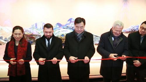 中国侨网8日晚,巴黎老佛爷百货奥斯曼旗舰店欢乐春节“锦绣·山河—中国橱窗艺术展”开幕。中国驻法国大使翟隽(中)等嘉宾为展览剪彩。(法国《欧洲时报》/欧文 摄)