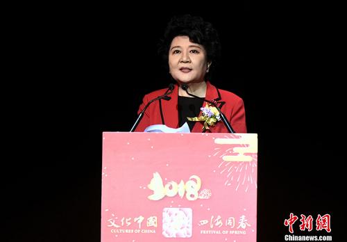 中国侨网2月8日,由国务院侨务办公室、澳门归侨总会主办的“文化中国·四海同春”晚会在澳门演出。图为国侨办主任裘援平致辞。 中新社记者 谭达明 摄