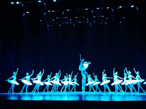 中国侨网中国芭蕾舞演员的演出获得观众热烈掌声。