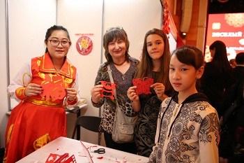 中国侨网观众学习中国剪纸。