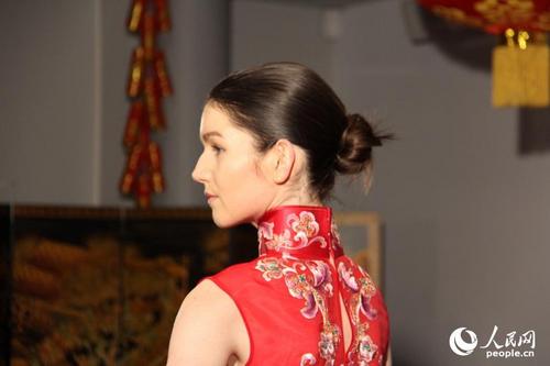 中国侨网活动开幕式上，法国模特身着旗袍走秀。龚鸣摄