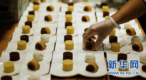 中国侨网2月8日,在美国洛杉矶,厨师准备传统中式点心“驴打滚”、“艾窝窝”、“豌豆黄”和“红豆凉糕”。 新华社记者 李颖 摄