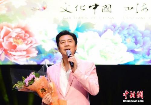 中国侨网当地时间2月7日晚,农历正月十一,2017年“文化中国·四海同春”大型慰侨演出在巴黎会议宫隆重举行,为旅法侨胞献上了一台充满中华文化魅力的艺术盛宴。图为蔡国庆在演出中。中新社记者 龙剑武 摄
