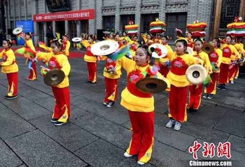 中国侨网以福清海丝为主题的非遗“伡鼓舞”表演，拉开福清海丝文化展示周序幕。　记者刘可耕　摄