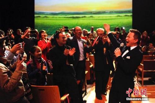 中国侨网资料图,当地时间2017年2月20日晚,国务院侨务办公室组派的2017“文化中国·四海同春”北美代表团在加拿大经济重镇卡尔加里上演大型歌舞剧《传奇》。图为歌唱家王宏伟走下舞台,在观众席献唱,赢得现场侨胞叫好。中新社记者 余瑞冬 摄