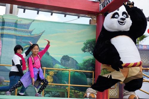 中国侨网功夫熊猫阿宝教小朋友练习中国武术。（美国《世界日报》/马云 摄）