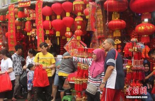 中国侨网资料图：一对印尼夫妻在唐人街自拍留念。（中新社记者 林永传 摄）