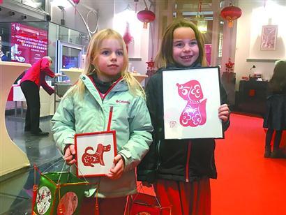 中国侨网2月8日，在布鲁塞尔中国文化中心，两名比利时小女孩拿着彩灯和剪纸笑逐颜开。 驻欧记者 竺暨元摄