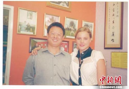中国侨网方山与好莱坞女星艾比•柯尼什。　方山提供