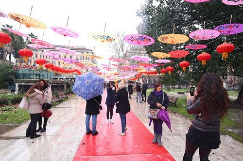中国侨网2月18日，罗马侨团2018春节庆祝活动在罗马华人区的维多利奥广场举行，绚丽缤纷的油纸伞令人如同置身江南雨巷。（欧洲时报/张锐 摄）