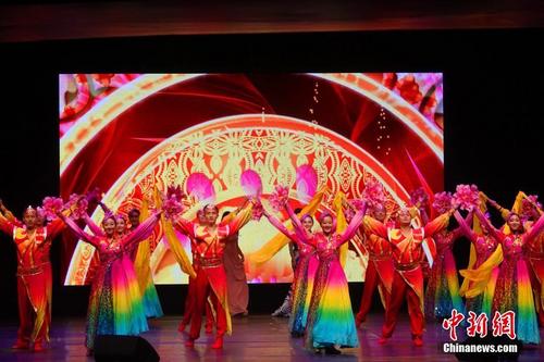 中国侨网当地时间2月19日晚，“四海同春”艺术团在London Palladium 剧院演出。图为舞蹈《盛世欢歌》。 中新社记者 冉文娟 摄