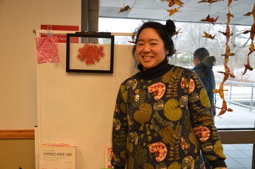 中国侨网莫Emily希望透过剪纸传播中华文化,解决亚裔对自身文化认同的困惑。(美国《世界日报》/牟兰 摄)