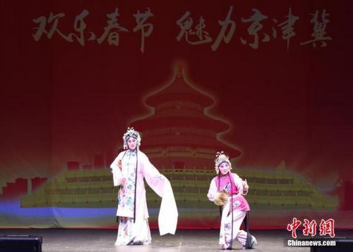 中国侨网资料图:首届“欢乐春节·魅力京津冀”活动在美国加利福尼亚州比佛利山市塞班剧院精彩登场。图为昆曲《游园惊梦》。中新社记者 张朔 摄